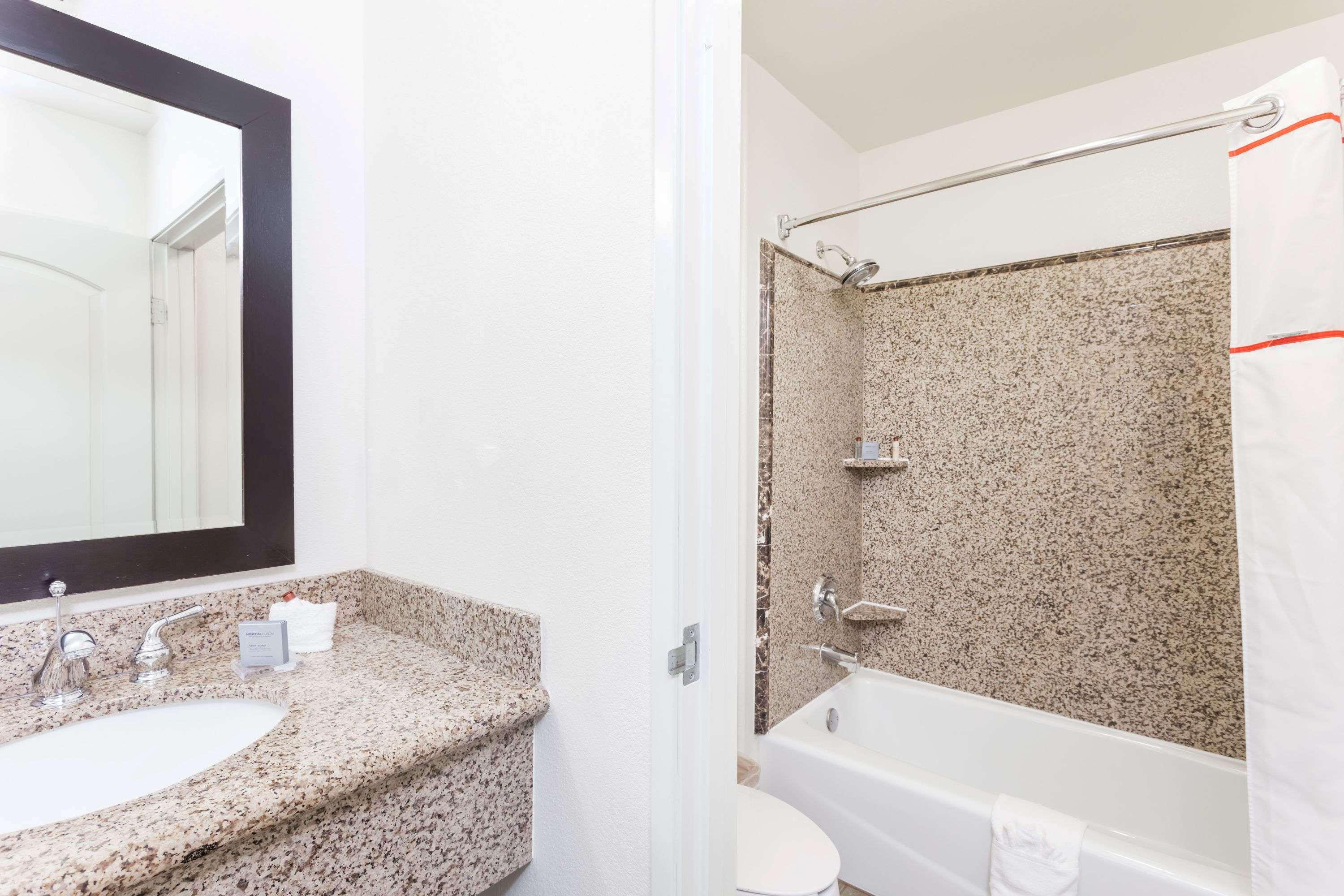 Hawthorn Suites Викторвил Екстериор снимка