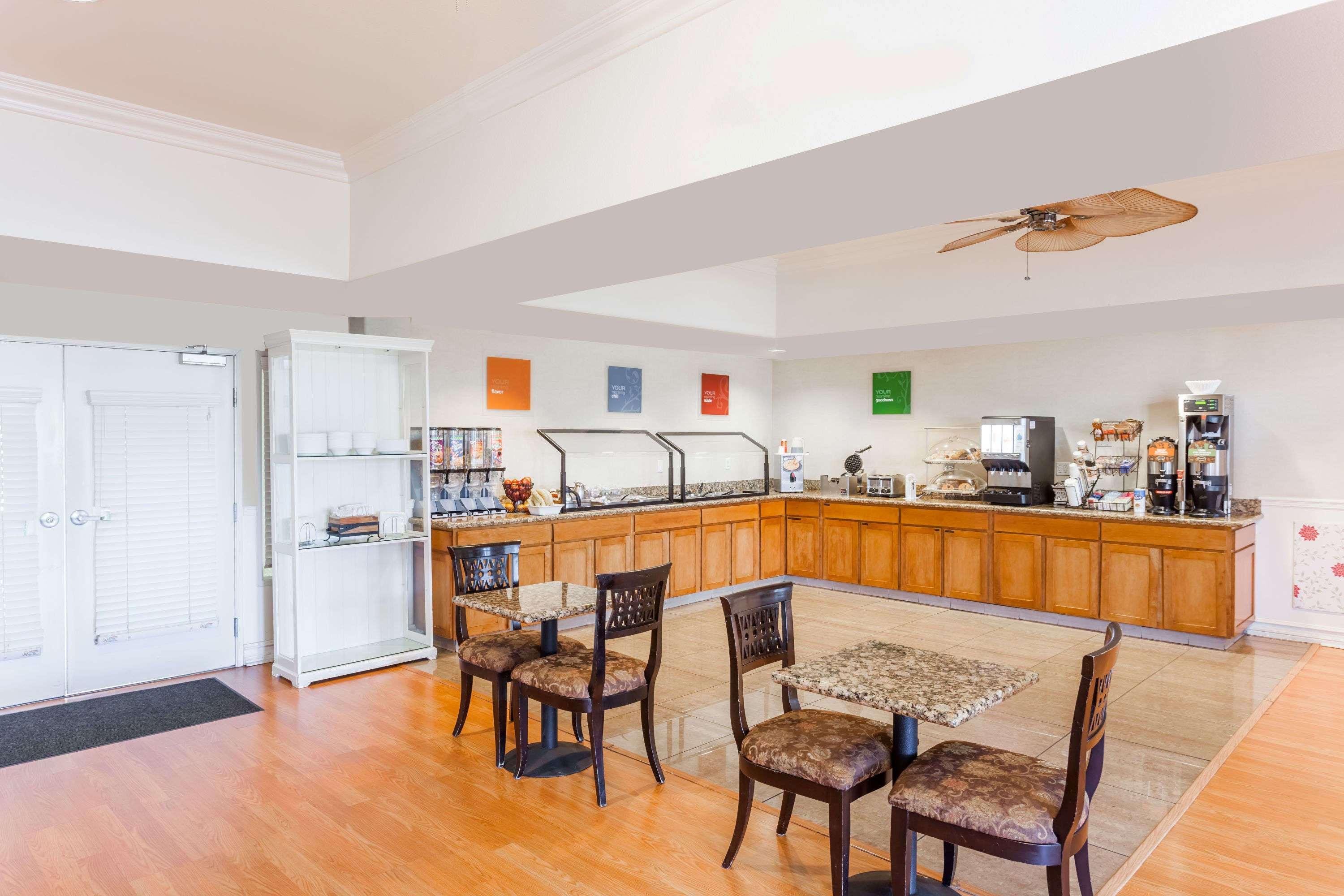 Hawthorn Suites Викторвил Екстериор снимка